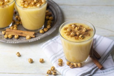 Kızarmış nohut Boza veya Bosa ile geleneksel Türk içeceği