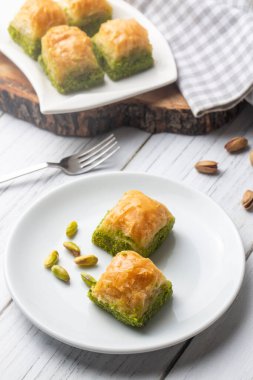 Geleneksel lezzetli Türk tatlısı; şam fıstıklı baklava (Türkçe adı; kuru baklava)
