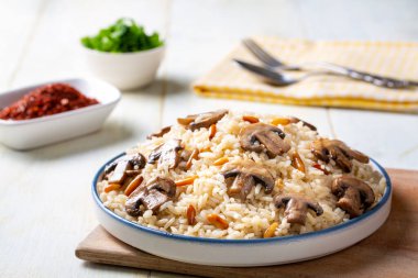 Mantarlı pirinç pilavı, Türkçe adı; Mantarlı pirinc pilavi