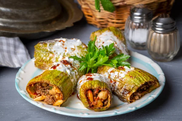 Geleneksel Türk yemekleri; doldurulmuş kabak (kousa mahshi) eti, Türkçe adı; Sihil mahsi, kabak dolmasi