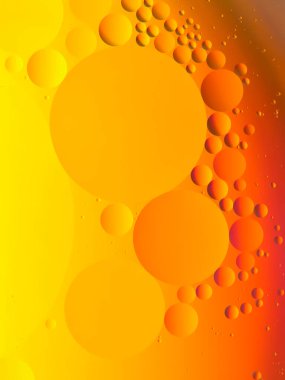 Su yüzeyindeki soyut renk arkaplan yağı dokusu baloncuklar mikro çekim yakın çekim.