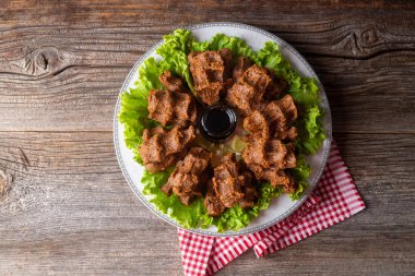 Geleneksel lezzetli Türk yemekleri; Türkçe adı; Cig kofte (Türkçe çiğ köfte) marullu