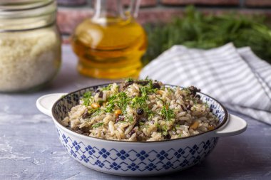 Geleneksel lezzetli Türk yemekleri; çam fıstığı ve frenk üzümlü pirinç pilavı (Türkçe adı; ic pilav veya pilav)