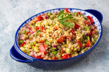 Geleneksel lezzetli Türk mutfağı, domatesli salata, salatalık (Türkçe adı: Gavurdagi salata))