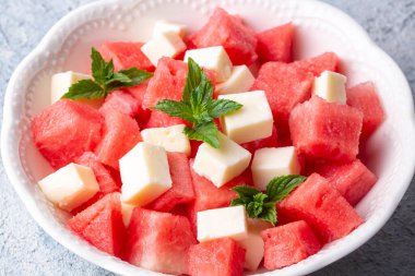 Taze karpuz ve peynirli tabak.