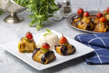 Geleneksel lezzetli Türk yemekleri; patlıcanla kaplanmış Kofte kebabı (Türk adı; İslim - İslim kebabi veya Kurdan kebabi))