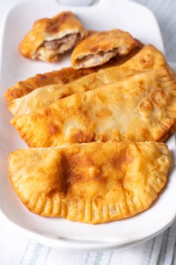 Geleneksel lezzetli Türk yemekleri, tuzlu hamur işlerinde kıyma (Türkçe adı; ci borek veya sigara borek))