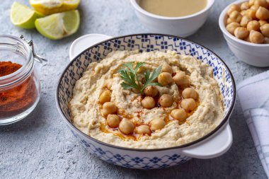 Humus, tabakta nohut, geleneksel lezzetli Türk yemeği (Türkçe adı; Humus)).