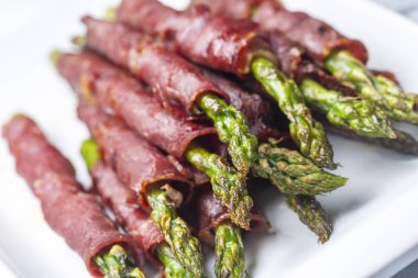 Pastırmalı ızgara kuşkonmaz (Türkçe adı: Pastirmali kuskonmaz izgara))