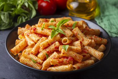 Domates soslu makarna..