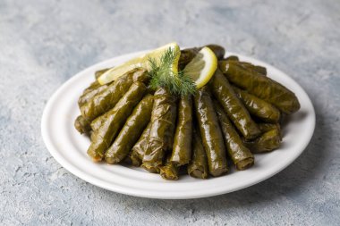 Lezzetli dolma (sarma) dolma yaprağı pilavı. Lübnan Dolma Sarması tabakta. Lübnan Türk mutfağı, Yunan ortadoğu mutfağı. (Türkçe adı: Yaprak sarma).