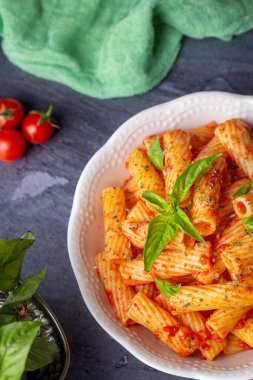 Domates soslu makarna..