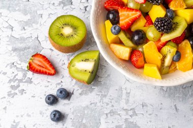 Yaz meyvelerinden yapılmış meyve salatası..