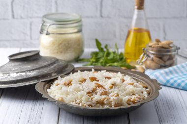 Geleneksel lezzetli Türk yemekleri; badem pirinç pilavı (Türkçe: Bademli pirinc pilavi).