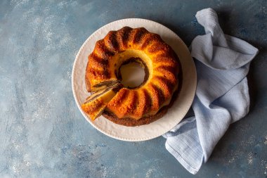Lezzetli kurutulmuş meyveli pasta dilimlenmiş. Kurutulmuş meyveli kek. Pasta çok lezzetli, ev yapımı...