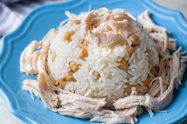 Geleneksel lezzetli Türk yemekleri; Nohutlu pilav ve tavuklu pilav (Türkçe adı: Tavuklu nohutlu pilav)).