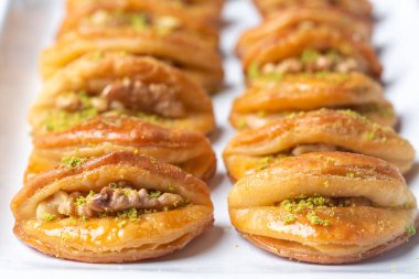 Cevizli Dilberdudagi, geleneksel ziyafet ve şuruplu ramazan tatlısı (Türkçe adı Dilber Dudagi)).