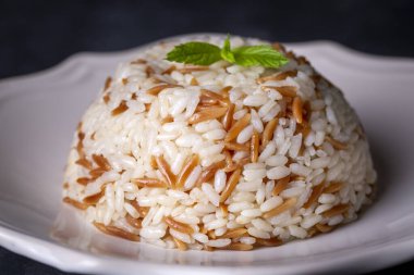 Geleneksel lezzetli Türk yemekleri; Türk usulü pirinç pilavı (Türkçe adı; Arpa sehriyeli pirinc pilavi).