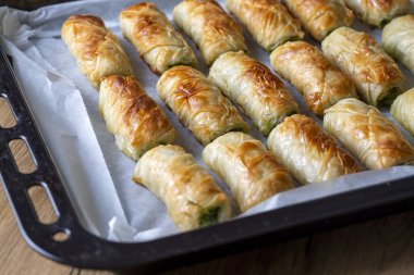 Türk Tepsi Boregi, Yuvarlak Borek, Tepsi hamur işi (Türkçe adı; rulo borek - sigara boregi).