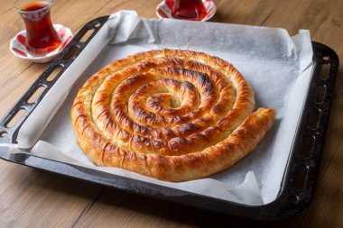 Türk Tepsi Boregi, Yuvarlak Borek, Tepsi hamur işi (Türkçe adı; rulo borek).
