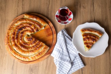 Türk Tepsi Boregi, Yuvarlak Borek, Tepsi hamur işi (Türkçe adı; rulo borek).