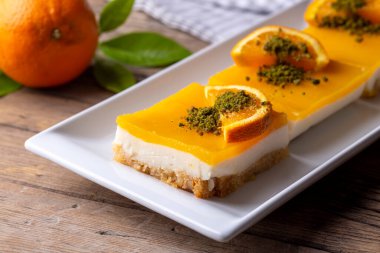 Lezzetli bir Türk tatlısı; portakallı, turuncu pastalı Etimek tatlısı, turuncu sütlü kek (Türkçe adı; Portakalli etimek tatlisi).