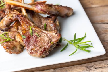 Nefis manzaralı ızgara kuzu pirzolası..