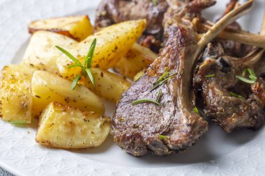 Izgara kuzu pirzola ve patates, nefis bir manzara..