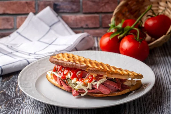 Geleneksel Türk tost sandviçi servisi (Türkçe adı: Ayvalik tostu).