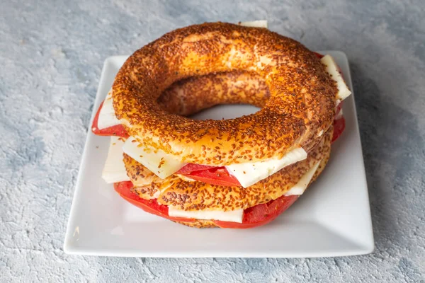 Tradycyjne Tureckie Śniadanie Tureckim Bajglem Serem Pomidorami Nazwa Turecka Symit — Zdjęcie stockowe