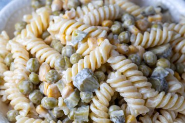 Mayonez ve sebzeli makarna salatası (Türkçe: makarna salatasi)).