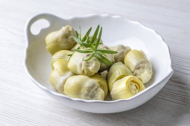 Tabakta marine edilmiş enginar kalbi turşusu..