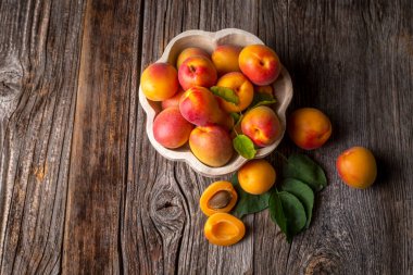 Ahşap arka planda taze kayısı meyvesi.