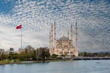 Adana - Türkiye, Sabancı Merkez Camii manzaralı. Seyahat konsepti fotoğrafı..