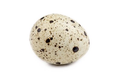 Beyaz arka planda izole edilmiş bıldırcın yumurtaları..