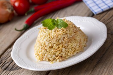 Geleneksel lezzetli Türk yemekleri; vermicelli Bulgur pilavı (Türkçe adı; sehriyeli bulgur pilavı).