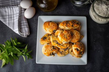 Zeytinli ve dereotlu hamur tatlısı (Türkçe adı Zeytinli pogaca ve dere otlu peynirli pogaca)).