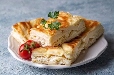 Lezzetli Türk yemekleri; tepsi hamur işi; (Türkçe adı; Su boregi).