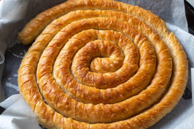 Türk Tepsi Boregi, Yuvarlak Borek, Tepsi hamur işi (Türkçe adı; rulo borek).