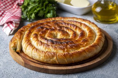 Türk Tepsi Boregi, Yuvarlak Borek, Tepsi hamur işi (Türkçe adı; rulo borek).