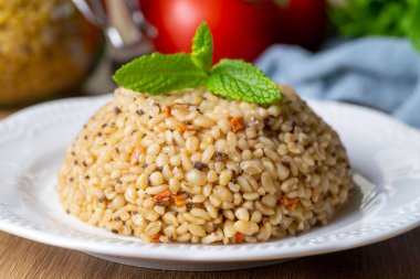 Chia tohumlu Bulgur pilavı (Türkçe adı; chia tohumlu bulgur pilavi).