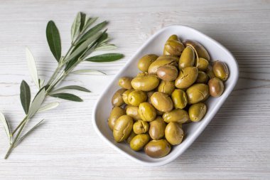 Çatlamış yeşil zeytin. Limonlu çatlamış yeşil zeytin. Türk usulü zeytin (Türkçe: kirma zeytin))