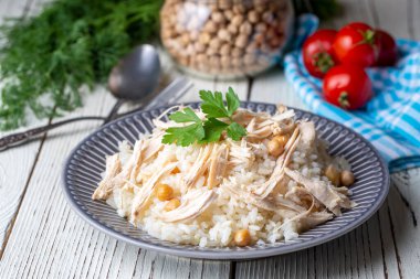 Geleneksel lezzetli Türk yemekleri; Nohutlu pilav ve tavuklu pilav (Türkçe adı: Tavuklu nohutlu pilav))