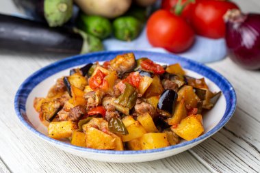 Türk patlıcan, patates, biber ve bir parça et. Sebze kebabı. Türk mutfağı - Türkçe adı: Sebzeli Koz Kebap veya sebze kebabı