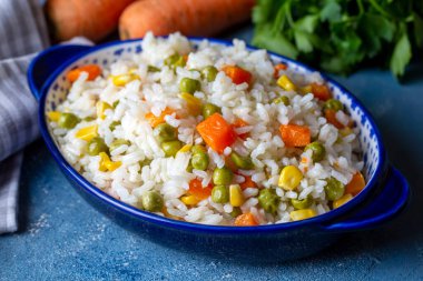 Yeşil bezelye, havuç ve tatlı mısırlı lezzetli sebze pilavı (Türkçe: sebzeli pilav))