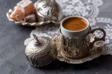 Siyah arka planda geleneksel lezzetli Türk kahvesi
