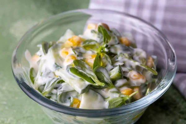 Salada Purslane Com Iogurte Tigela Fundo Madeira — Fotografia de Stock