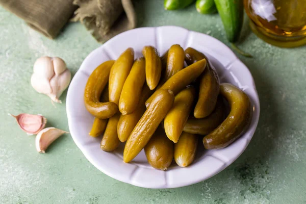 Inlagda Gurkor Skål Rustika Träbord Med Vitlök Och Gurkburk — Stockfoto