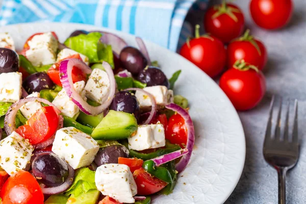 Griechischer Salat Mit Frischem Gemüse Feta Käse Und Kalamata Oliven — Stockfoto