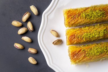 Türkiye 'nin ünlü burma kadayif tatlısı şam fıstıklı. 